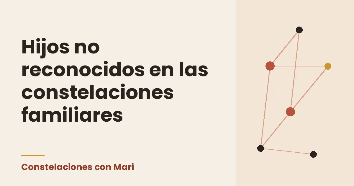 Una mesa con varias fotos familiares en fila y, al final, un marco vacío apoyado junto a las demás