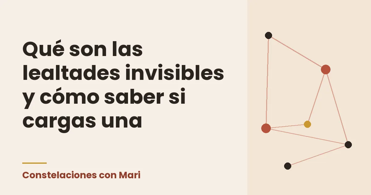 Una mujer joven de espaldas, sentada en una escalera de madera, mira una pared con fotos familiares antiguas en marcos de distintos tamaños
