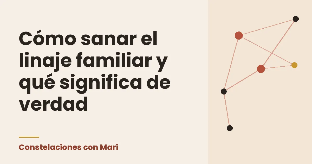 Una fila de hojas de papel en el piso de madera, cada una con un nombre escrito a mano, y una persona descalza parada al final de la fila